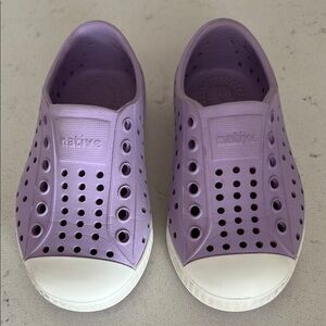 Native Little Kid / Toddler Jefferson Shoes in Purple / White - Size 6